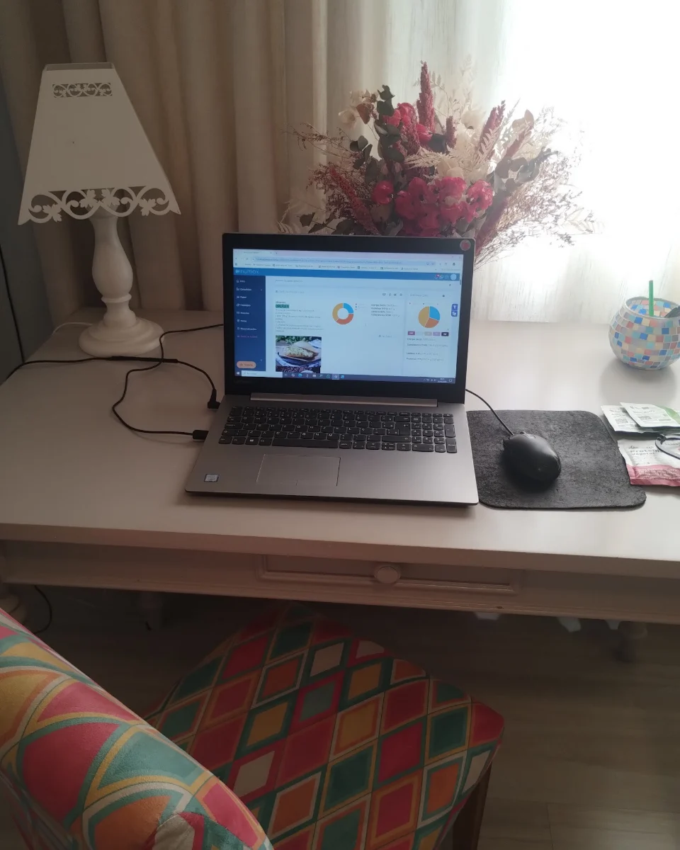 Notebook na mesa de atendimento usada nas consultas online