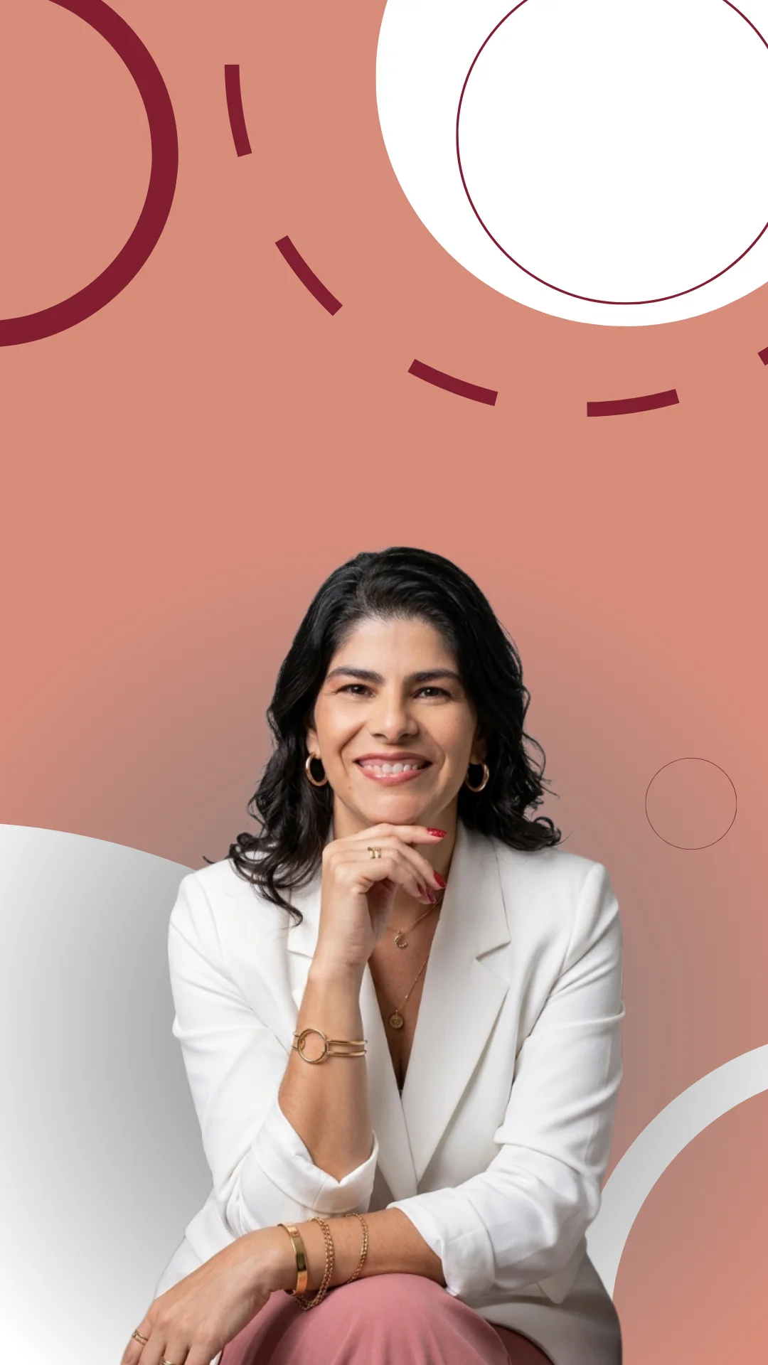 Luana Tavares, nutricionista em Campinas, de blazer branco sobre fundo rosado
